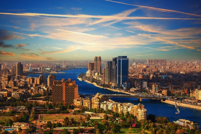سجل الاقتصاد المصري تباطؤاً إلى 2.4% خلال العام المالي 2023-2024، قبل أن يبدأ في التعافي عقب إجراءات اقتصادية في مارس 2024