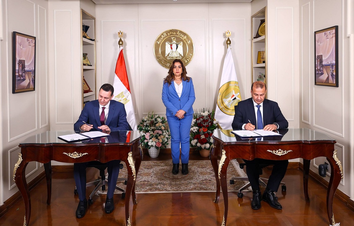 منال عوض وزيرة التنمية المحلية والبيئة أثناء مراسم توقيع عقد منظومة الرصد الجوي الذكي باستخدام الطائرات (الدرون) - مجلس الوزراء