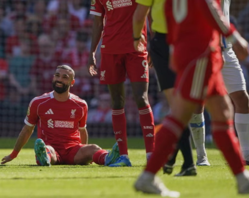 تعرض محمد صلاح للإصابة أمام كريستال بالاس، حيث سقط على أرض الملعب ممسكًا بساقه