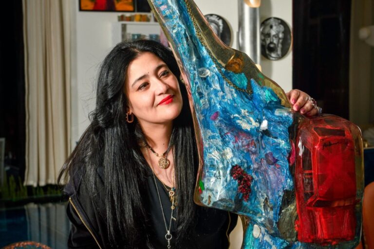 الفنانة التشكيلية السعودية شاليمار شربتلي