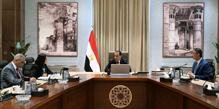 دعم مرن حسب الدخل.. الحكومة تدرس إعادة توزيع الدعم وتعتمد الحكومة حاليا على برامج دعم متعددة، أبرزها "تكافل وكرامة"، إلى جانب منظومة بطاقات التموين التي يستفيد منها ملايين المواطنين، بينما تعمل السلطات على توحيد قواعد البيانات وتحسين آليات الاستهداف لتقليل الهدر وضمان وصول الدعم إلى مستحقيه.