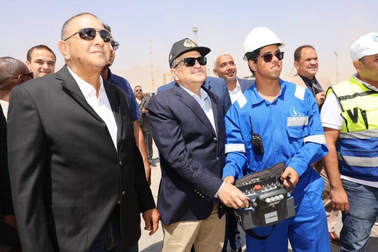 الفريق أسامة ربيع رئيس هيئة قناة السويس يدشن سفينتي الصيد "رزق 2" و"رزق 3" بترسانة جنوب البحر الأحمر في سفاجا، يوم 4 مايو 2026