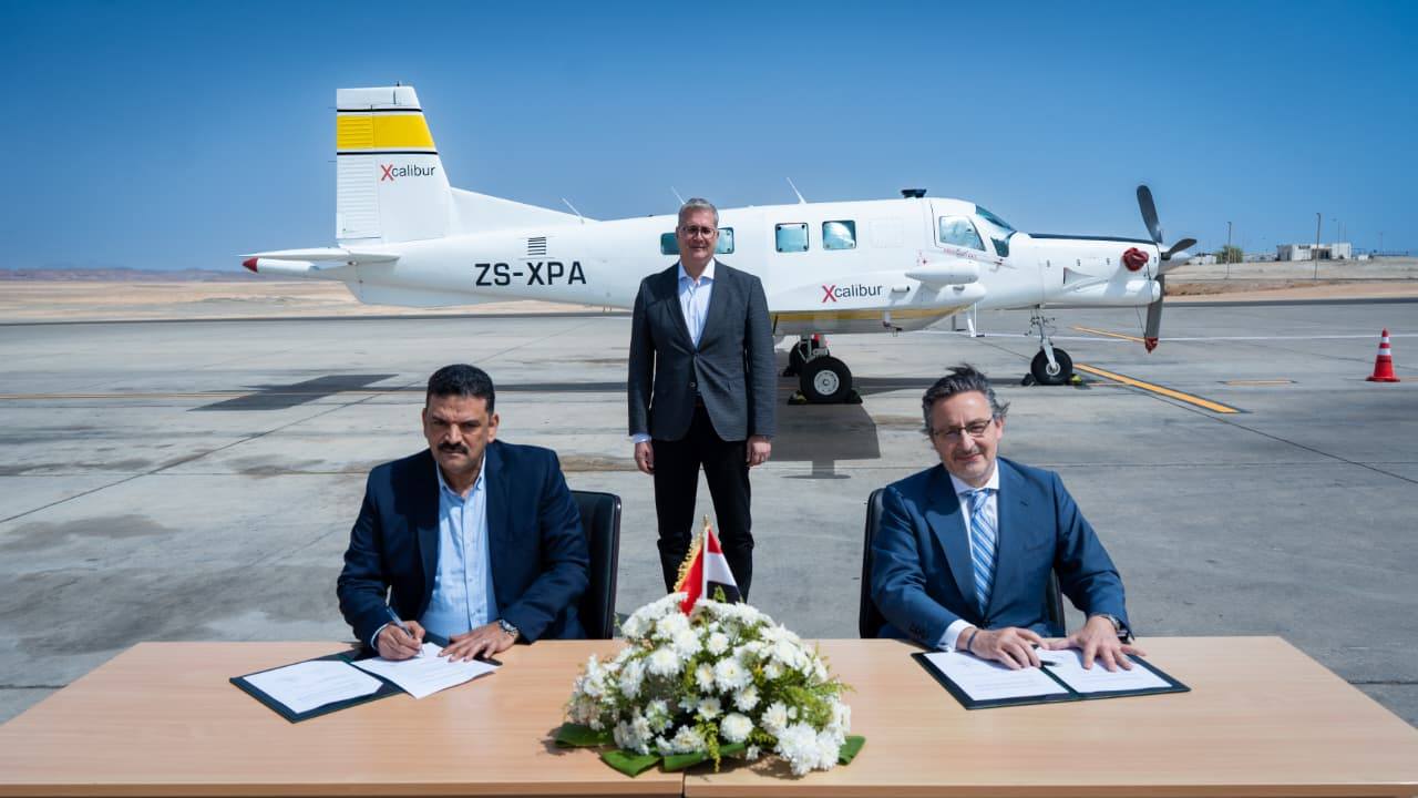 جرى توقيع العقد بمطار مرسى علم بوجود الطائرة المتخصصة المزودة بأحدث التقنيات تمهيدا لبدء أعمال المسح