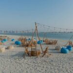 يعمل الشاطئ بطاقم نسائي كامل يشمل المنقذات وحارسات الأمن والعاملات