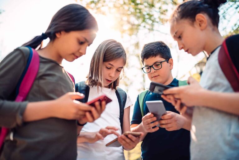 "ميتا" بدأت تطبيق هذه المبادرة في أكتوبر الماضي بهدف تقليل وصول المستخدمين القُصّر إلى محتوى غير مناسب لأعمارهم