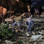 الهزتين أعقبتهما عشرات الهزات الارتدادية، بينما امتدت آثار الزلزال إلى مناطق تبعد مئات الكيلومترات عن مركزه.