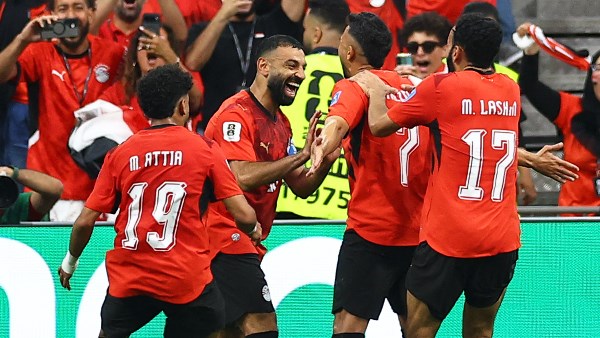 مصر على أعتاب التأهل.. مواجهة إيران تحسم صدارة المجموعة السابعة بالمونديال في حال فوز مصر على إيران، سيرفع "الفراعنة" رصيدهم إلى سبع نقاط، ما يضمن لهم صدارة المجموعة والتأهل المباشر إلى دور الـ32 بغض النظر عن نتيجة مواجهة بلجيكا ونيوزيلندا.