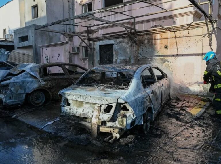 الدفاعات الجوية نجحت في اعتراض وتدمير عدد من الصواريخ والطائرات المسيّرة، ما أدى إلى تساقط شظايا في مناطق سكنية