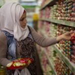 يواصل فيه البنك المركزي مراقبة تداعيات الحرب الإقليمية وإغلاق مضيق هرمز على الاقتصاد المحلي.