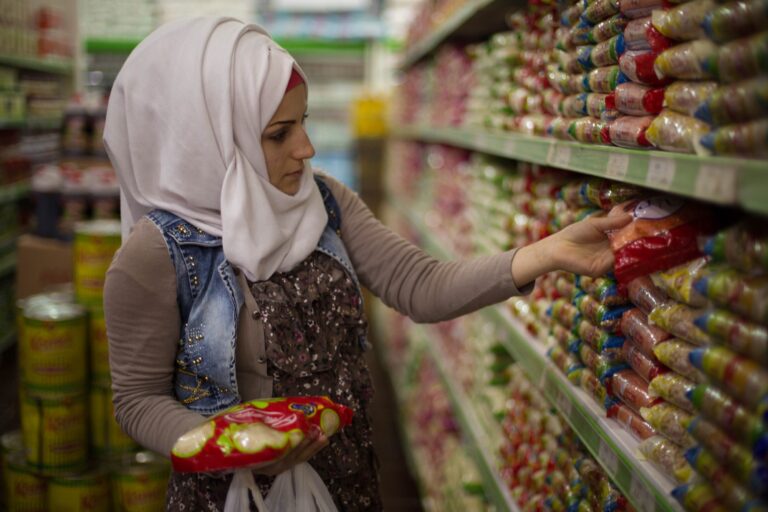 يواصل فيه البنك المركزي مراقبة تداعيات الحرب الإقليمية وإغلاق مضيق هرمز على الاقتصاد المحلي.