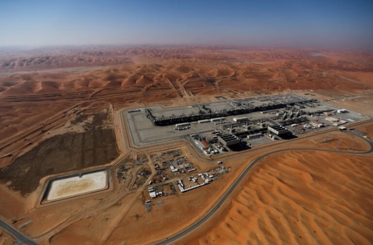 يُعد خط الأنابيب بين الشرق والغرب، الذي أُنشئ مطلع ثمانينيات القرن الماضي، أحد أهم مسارات تصدير النفط السعودي خارج مضيق هرمز.