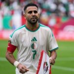 محرز ويعد أكثر اللاعبين تتويجًا في تاريخ الكرة الجزائرية، بعدما صنع مسيرة بارزة مع الأندية الأوروبية والمنتخب الوطني.
