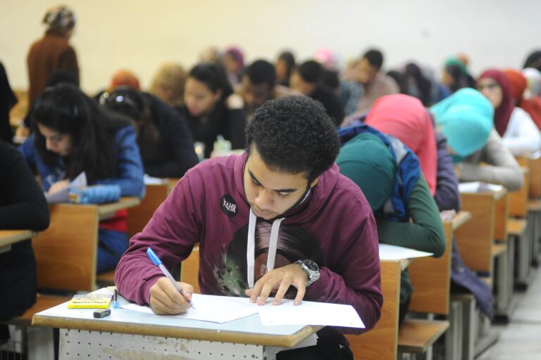 أدى نحو 922 ألف طالب وطالبة بالشعبتين العلمية والأدبية امتحان اللغة الأجنبية الأولى.